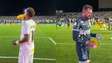Neymar bebe água da garrafa de goleiro Walter e brinca: ‘Vou deixar o Waltão sem água’