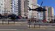 Helicóptero pousa no meio de avenida e impressiona moradores em Porto Alegre