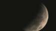 Eclipse deixa lua 'quase completamente' escurecida; veja imagens do fenômeno captadas em tempo real