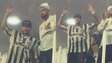 Sob chuva, Neymar e Gabigol cantam com a torcida do Santos