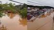 Cheia do Rio Ribeira causa alagamentos e deixa casas embaixo d'água no interior de SP