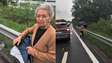 Idosa de 89 anos é ajudada por motoristas após ser vista andando desorientada na Linha Vermelha