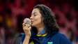 Carolana, ex-seleção de vôlei, revela diagnóstico de câncer e diz estar fora de perigo: ‘A gente se encontra já já nas quadras’