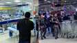 Mulher é libertada após ficar duas horas refém de homem armado com faca em supermercado de SP