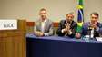 Flávio Bolsonaro exibe púlpito vazio de Lula em live após decisão do TSE