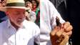 Lula deixa local de votação, cumprimenta apoiadores e ganha imagem de Nossa Senhora Aparecida