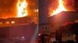 Vídeos mostram incêndio de grandes proporções em fábrica de velas em São Paulo