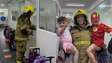 Bombeiro entra em brincadeira do Dia das Crianças e encanta filhos ao ir à escola de uniforme