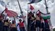 Manifestantes queimam bandeira dos EUA durante ato a favor de Lula em São Paulo