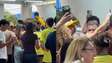 Neymar chega para votar e atrai fãs em colégio eleitoral de Santos