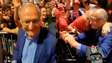 Alckmin atende apoiadores e posa para fotos após comemoração da vitória de Lula na Paulista