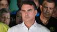 Flávio Bolsonaro chega aos EUA com mulher e filhas após derrota nas urnas; governo Trump concederá vistos