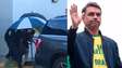 Flávio Bolsonaro e família deixam aeroporto nos EUA sob guarda-chuvas para evitar a imprensa