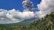 Vulcão entra em erupção, lança coluna de fumaça e moradores são evacuados nas Filipinas