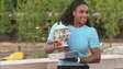 Poderosa! Serena Williams posa com troféu na Torre Eiffel