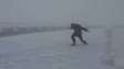 Homem luta para andar contra vento de 160 km/h