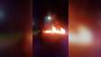 Moradores ateiam fogo em pneus no meio da rua em protesto em Foz do Iguaçu 
