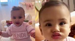 Mavie, de 8 meses, impressiona ao mandar beijo para ex-namorada de Neymar