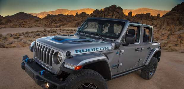 Jeep Wrangler 4xe faz trio elétrico com Renegade e Compass