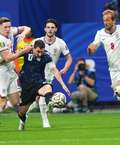 Messi decide, Argentina vira em sete minutos contra a Inglaterra e vai à final da Copa do Mundo