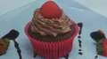 Cupcakes de chocolate com morango