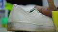 Quer sair, mas o tênis branco está sujo? Veja como limpá-lo!
