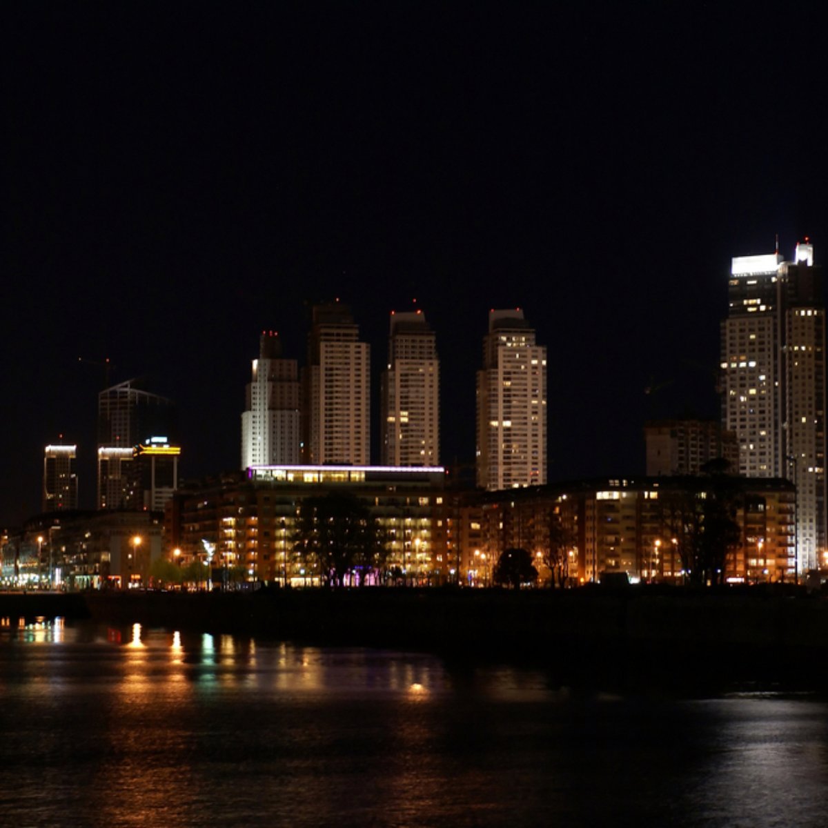 Cidade Fica Ainda Mais Bonita A Noite Não sentia fome não sentia frio sentado num canto de um quarto vazio. cidade fica ainda mais bonita a noite