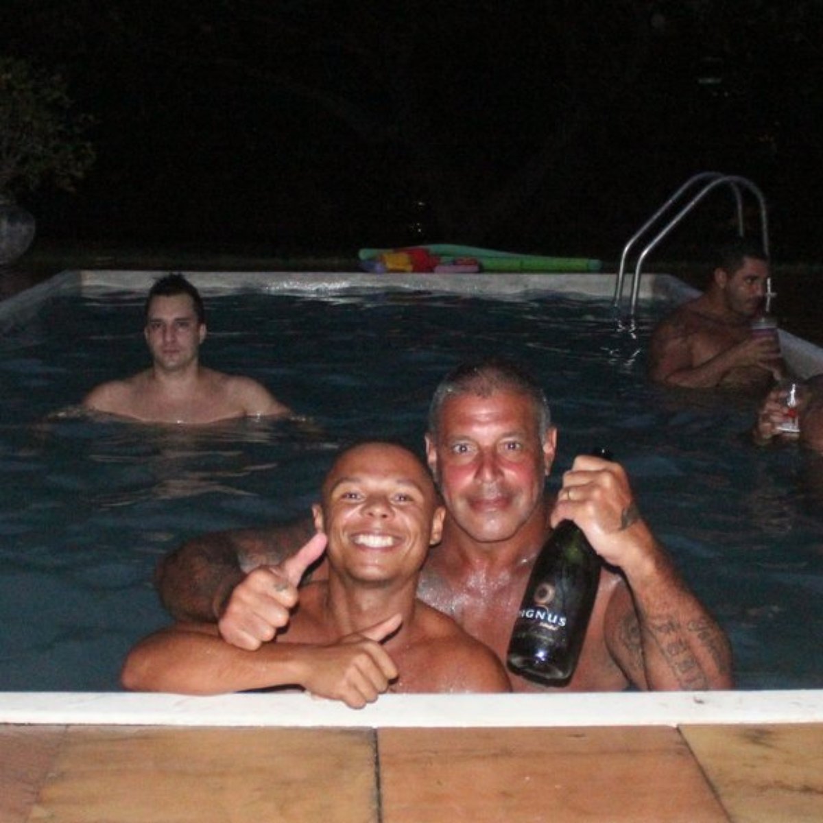 Alexandre Frota Faz Festa Em Piscina Com Amigos