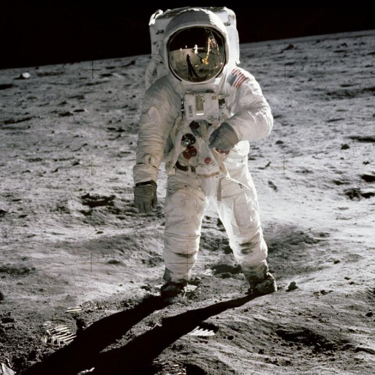 Adivinhas O Que é O Que é Não é Astronauta Mas Vive No Meio Da Lua Para Astronautas Maior Desafio Nao E Ir Ao Espaco Mas Voltar