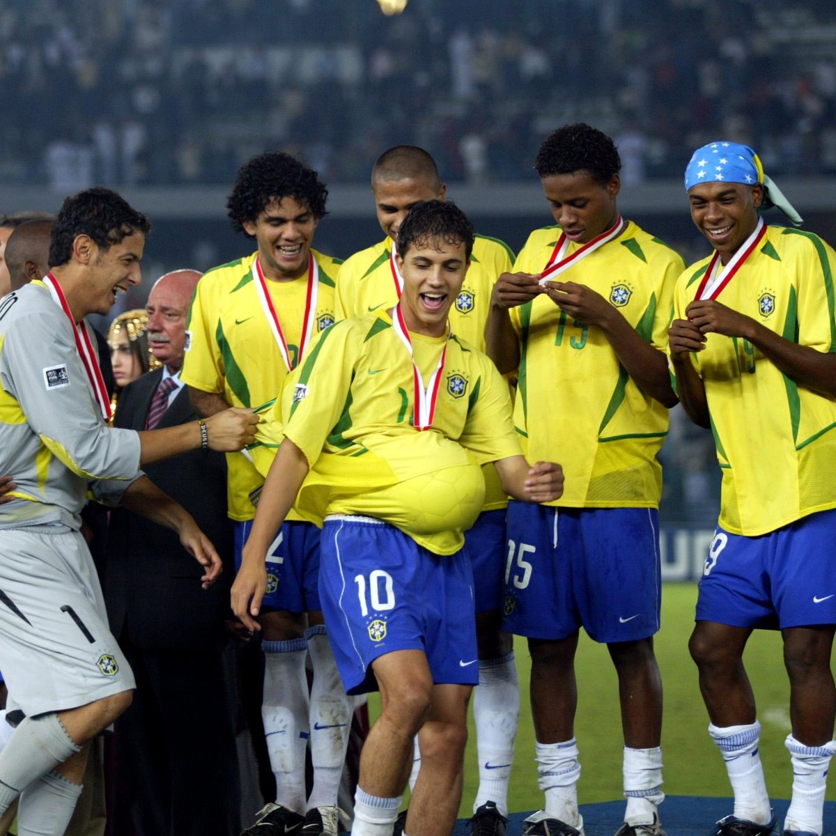 Relembre Jogo Em Que Brasil De D Alves Derrotou Espanha De Iniesta