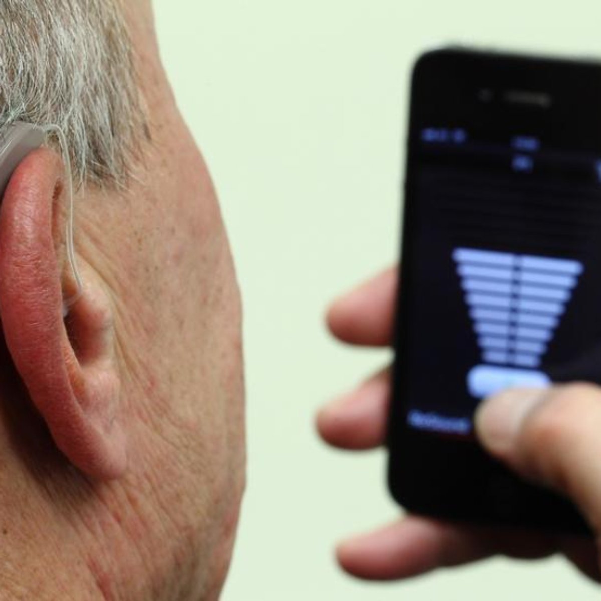 Коммуникатор для незрячих. Прибор для разговоров без помощи рук. Прослушка прибор. Samsung 3300. Полезные гаджеты для путешествий.