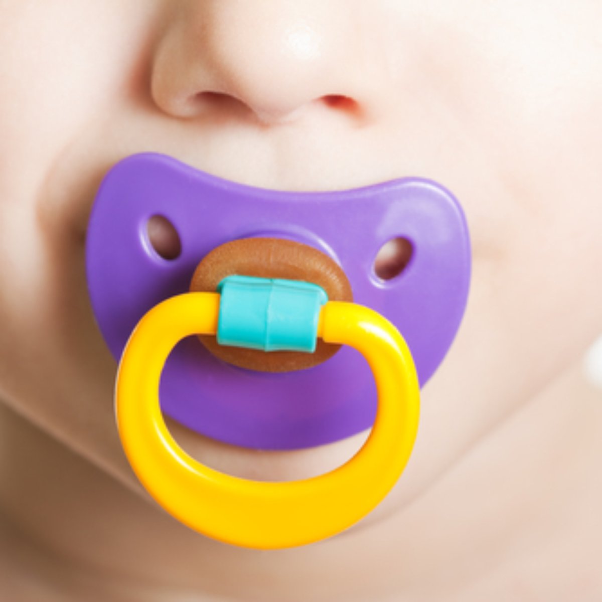 Ate Quanto Tempo O Recém Nascido Deve Usar Luvas Saiba Como Dar Chupeta Ao Bebe Sem Prejudicar Saude Bucal