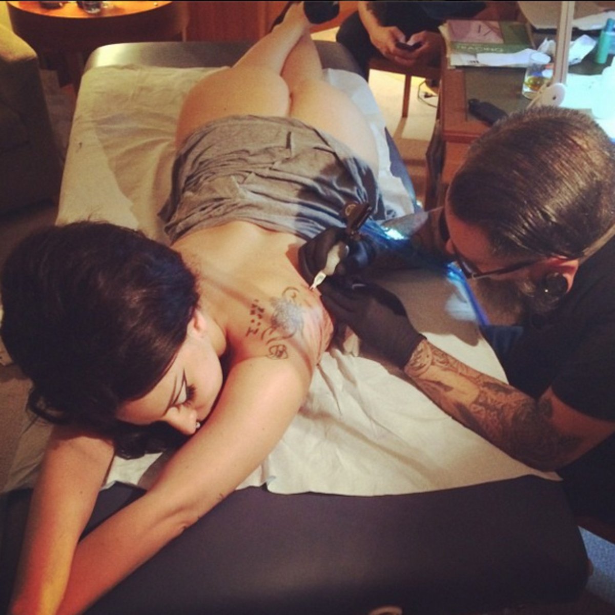 Atriz tatuagem de calcinha Bem A Vontade Sem Calcinha Lady Gaga Faz Nova Tatuagem