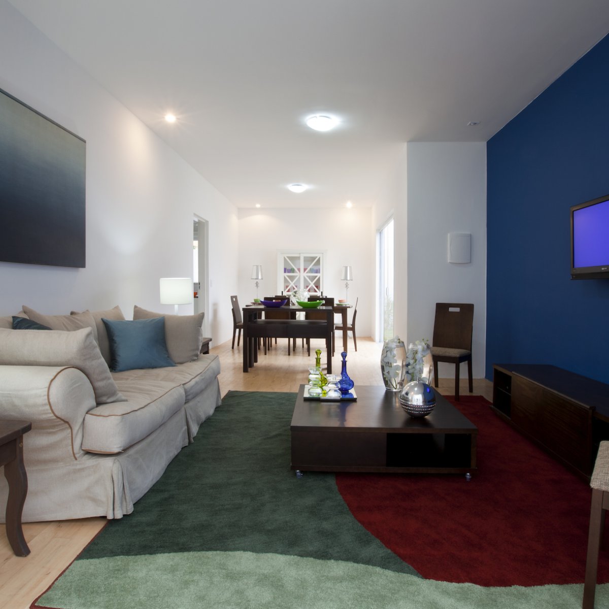 Muito Espaco E Poucos Moveis Resolva Com A Decoracao Certa Usa colores oscuros al momento de decorar tu sala grande, porque esto hará que el espacio luzca más pequeño visualmente. muito espaco e poucos moveis resolva