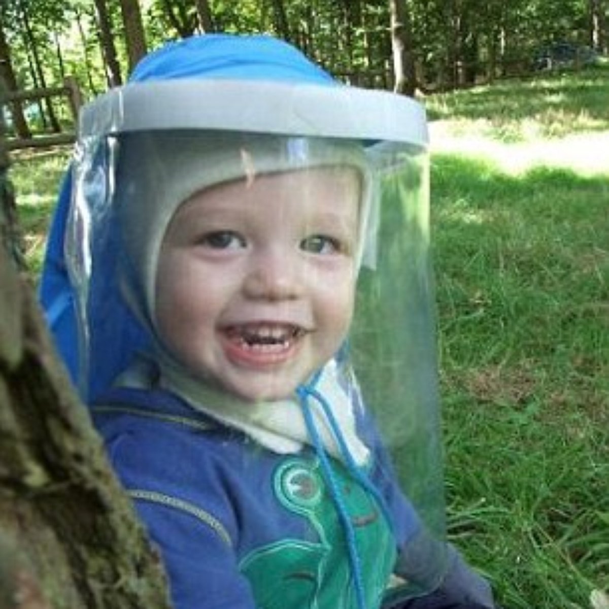 Menino De 3 Anos Deve Usar Roupa Especial Por Alergia A Luz