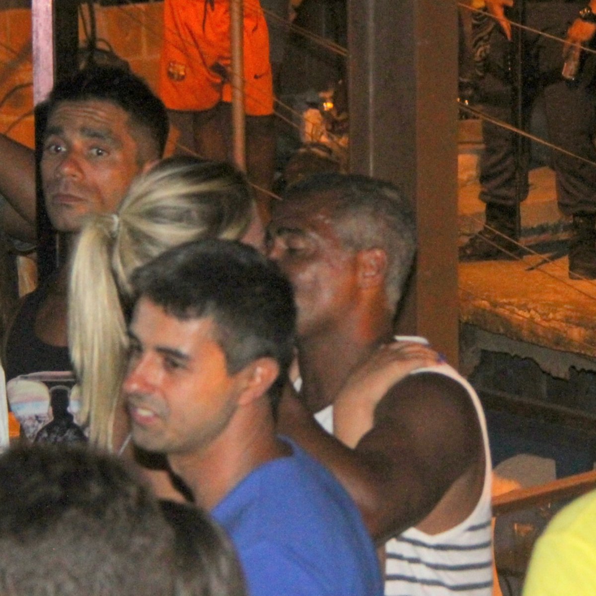 Romario Beija Muito A Namorada Em Show De Thiago Martins