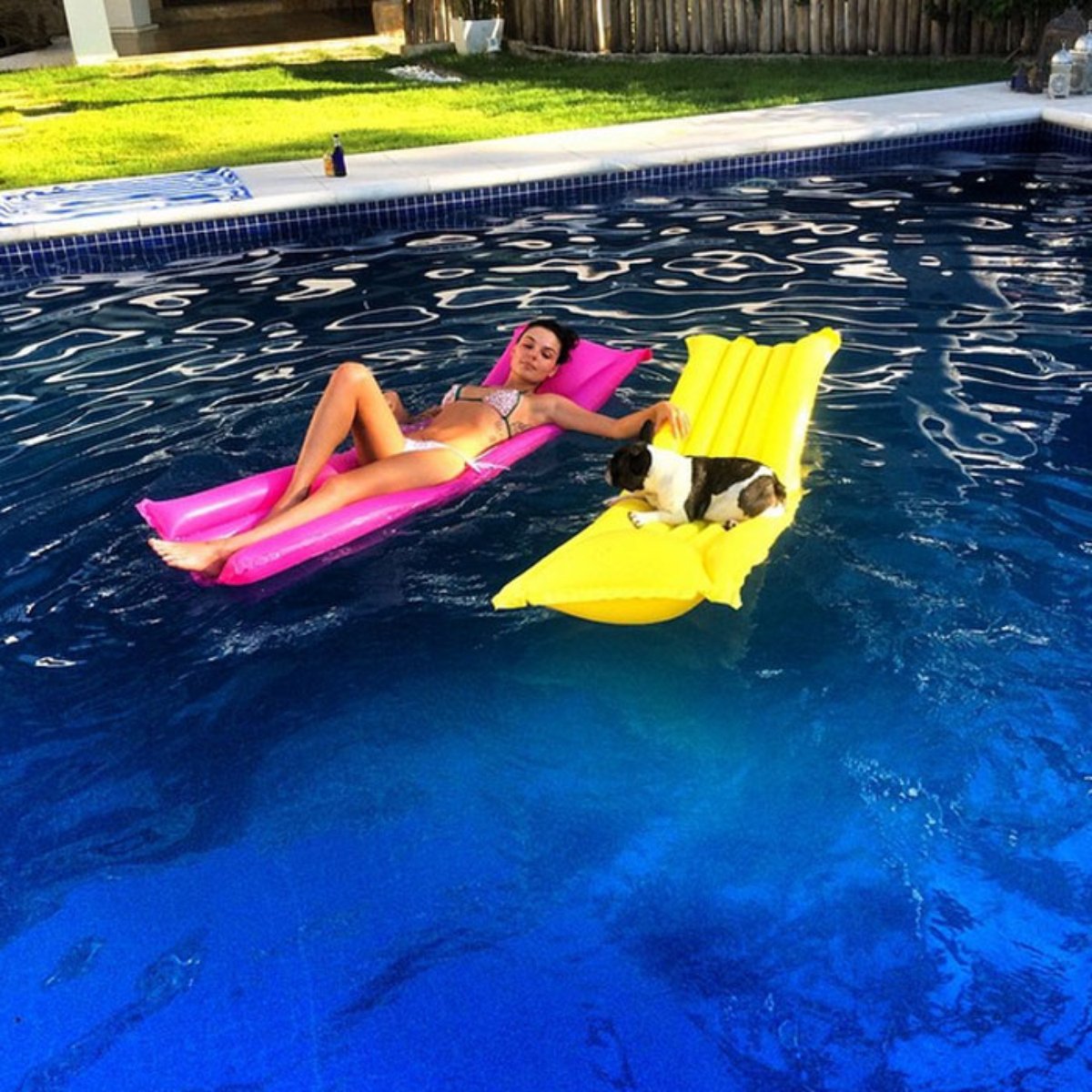 Isis Valverde Curte Piscina Ao Lado Da Cachorra Meu Bebe