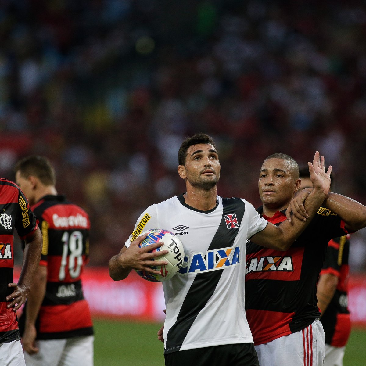 Vasco vence Flamengo com pênalti polêmico e vai para final