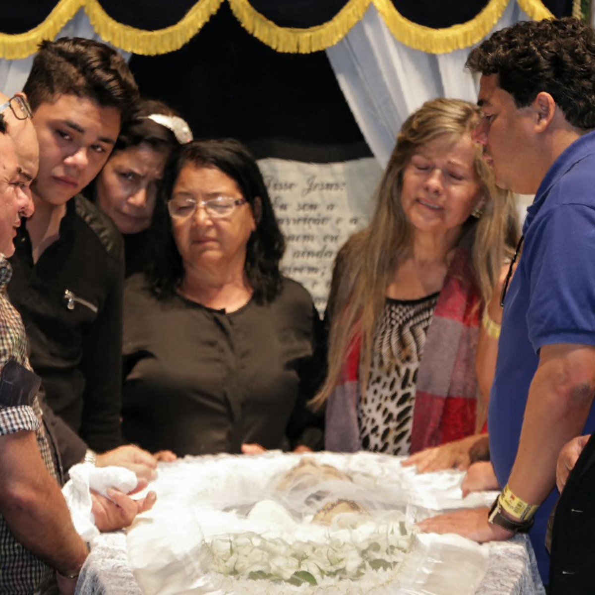 Familiares Amigos E Fas Lotam Velorio De Cristiano Araujo