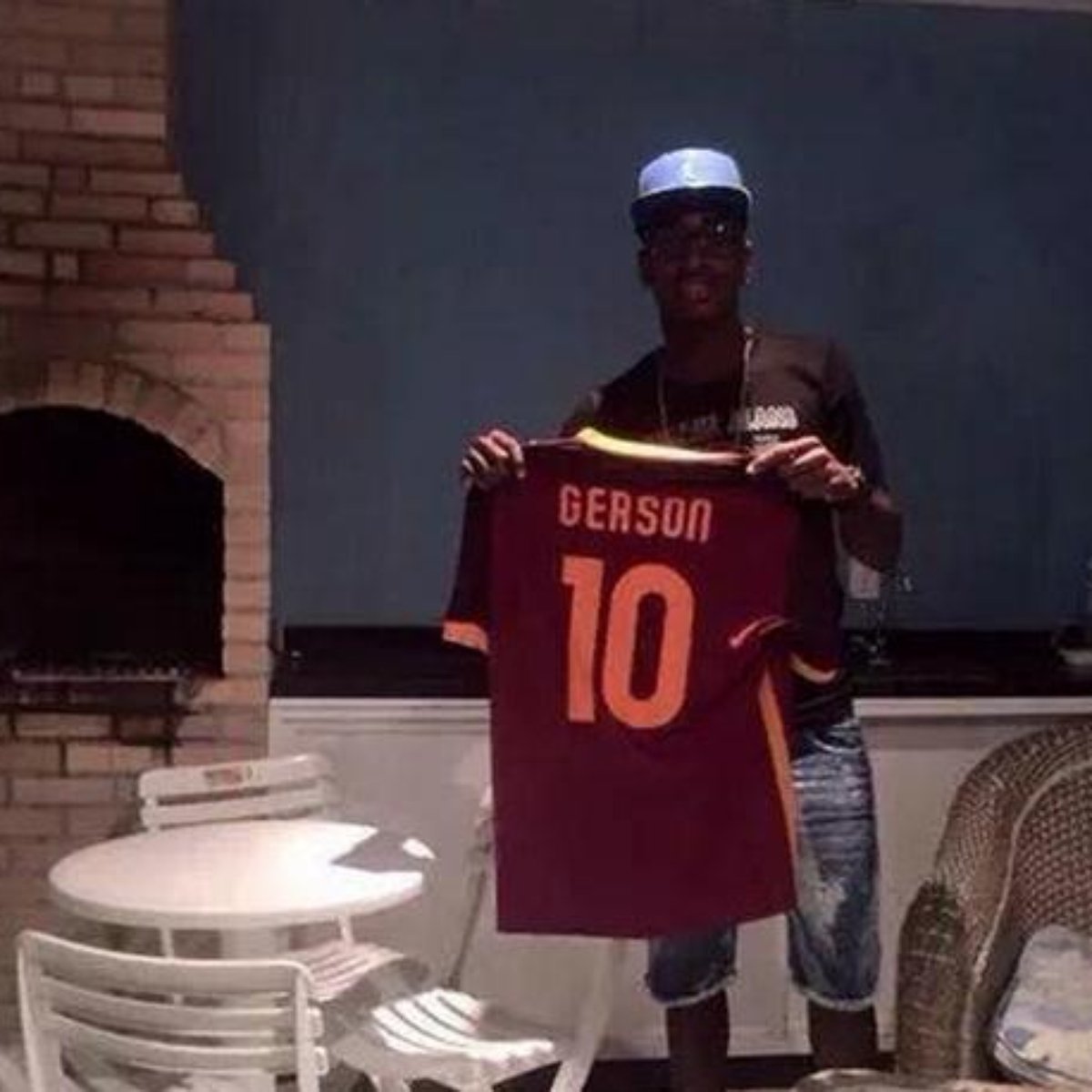 Gerson exibe a camisa 10 de Totti e gera polêmica na Roma
