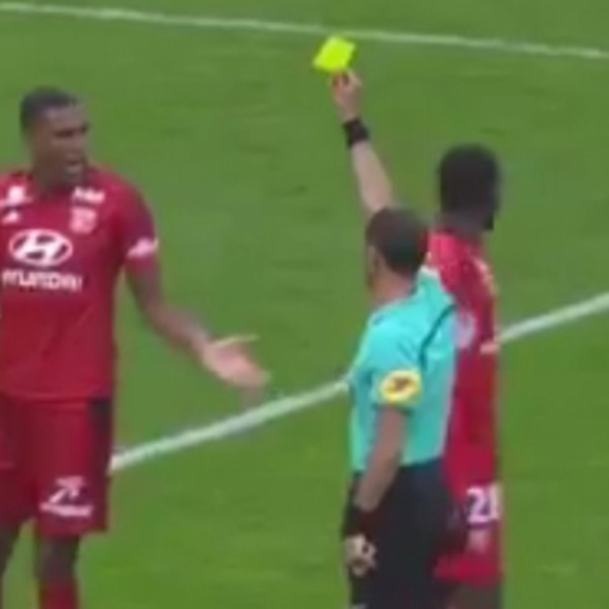 Lyon Cede Empate Apos Expulsao Bizarra De Zagueiro Ex Santos