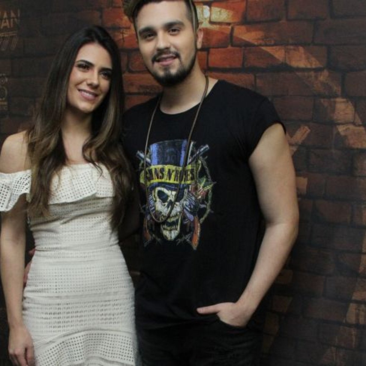 Luan Santana Posa Com Namorada Jade Magalhaes Em Bastidor De Festival Fotos