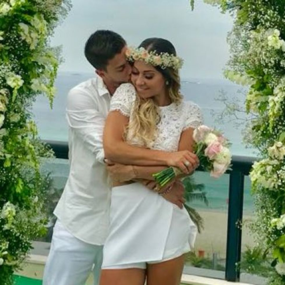 Arthur Aguiar Tem Casamento Surpresa Com Mayra Cardi Na Casa Dela