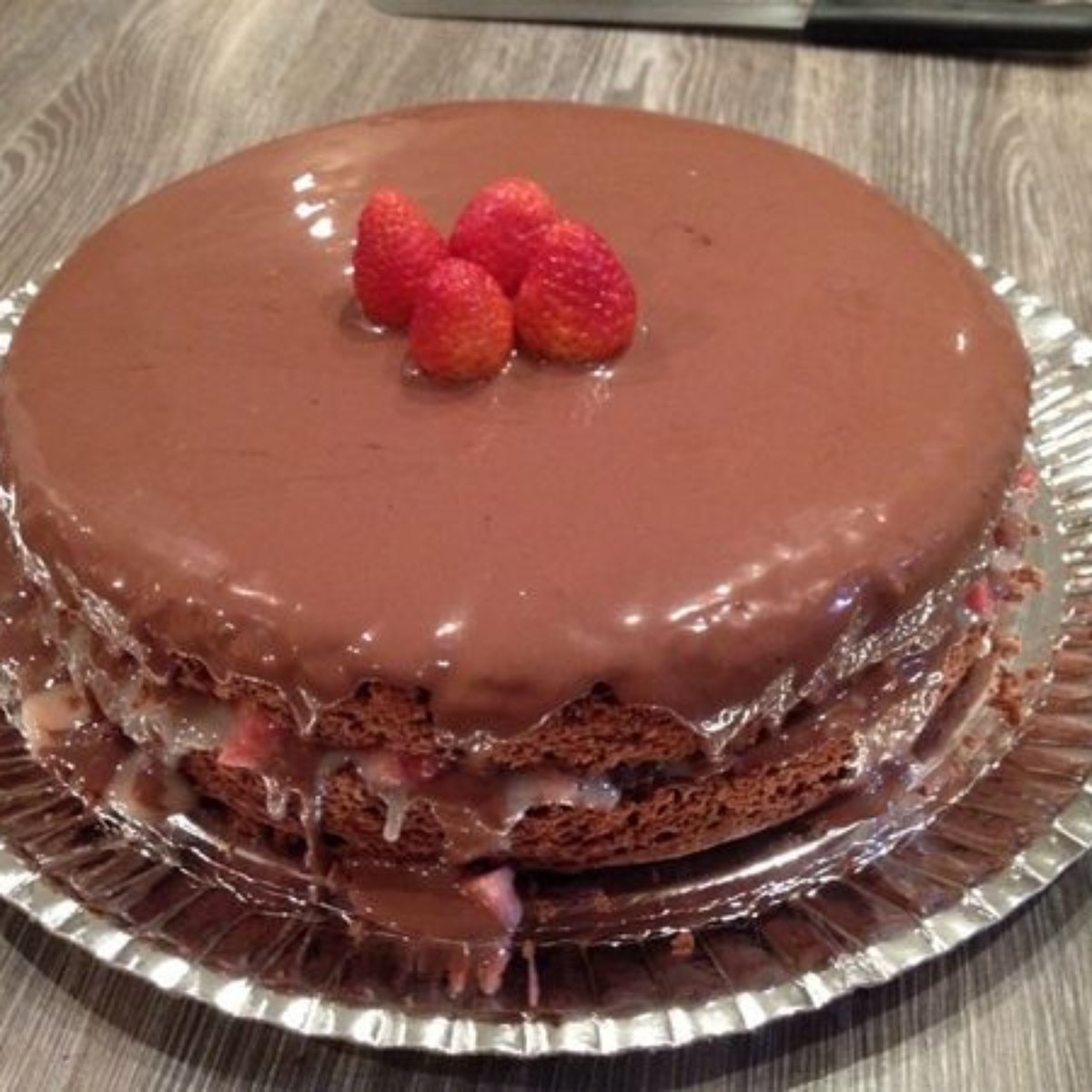 Bolo Facil De Chocolate Com Recheio De Morango E Cobertura