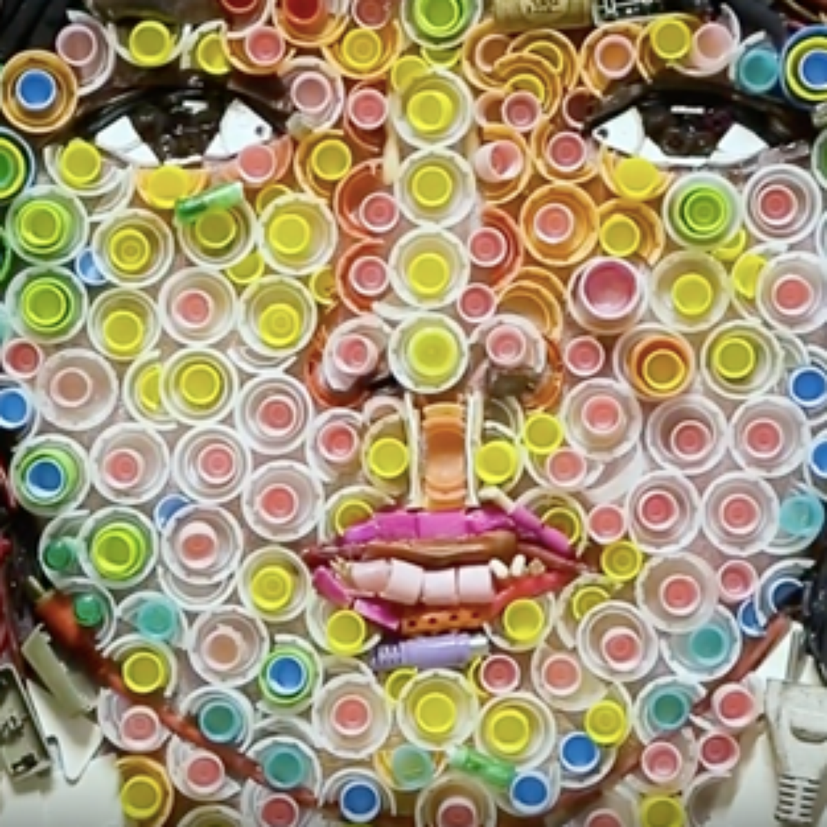 Artista Que Usa Materiais Reciclados Em Suas Obras Artista Cria Suas Obras Com Material Reciclado Em Parceria Com