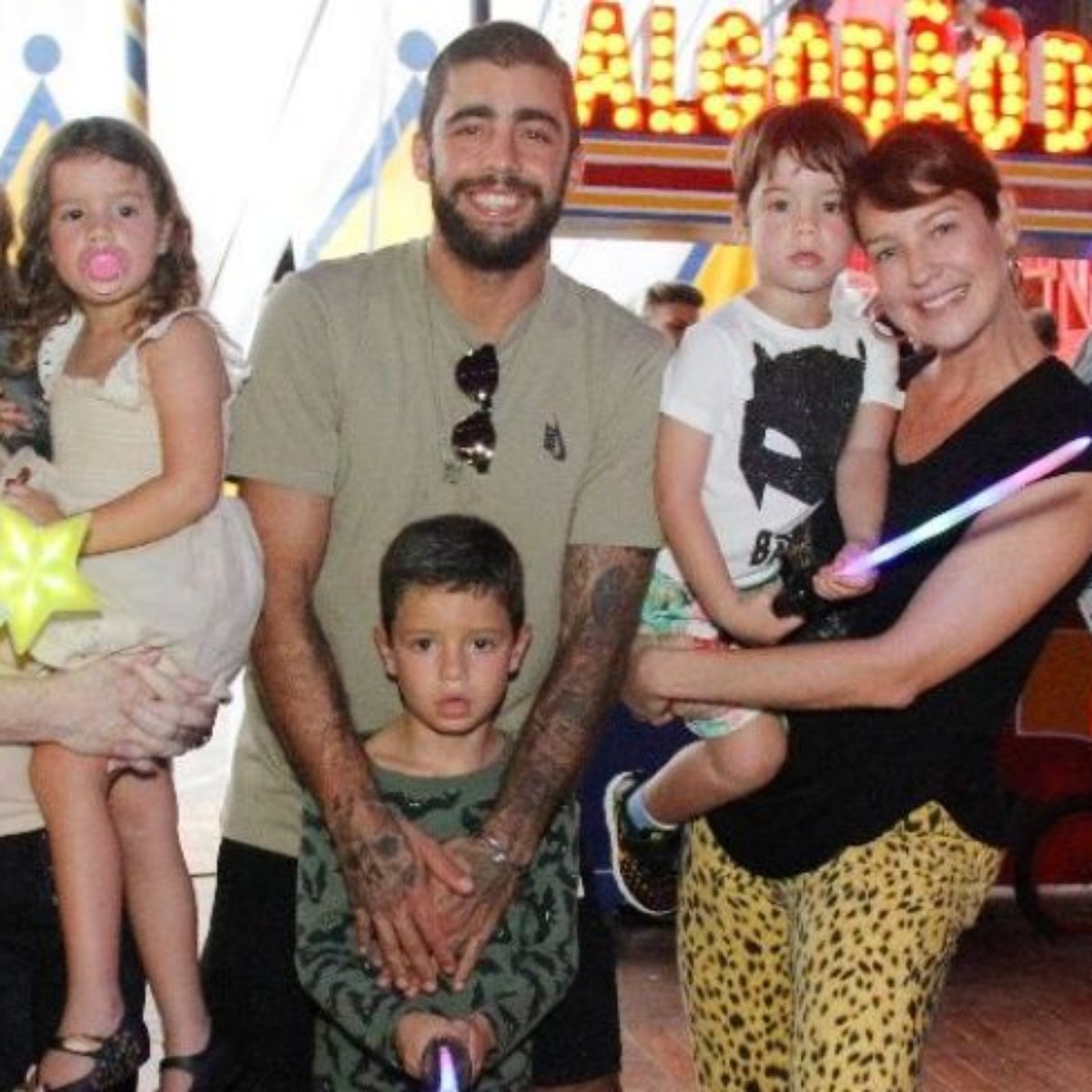 Luana Piovani E Pedro Scooby Levam Os Filhos Dom Bem E Liz Ao