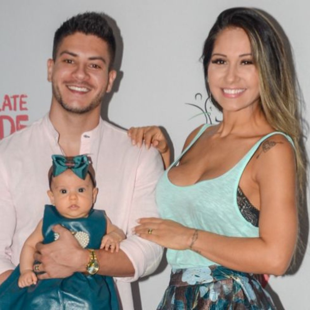 Filha De Mayra Cardi E Arthur Aguiar Acompanha Pais Em Evento