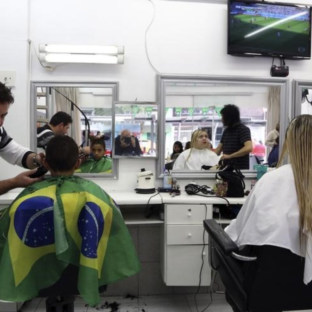 Resultado de imagem para Setor de serviços fecha 2019 em alta após cinco anos de retração