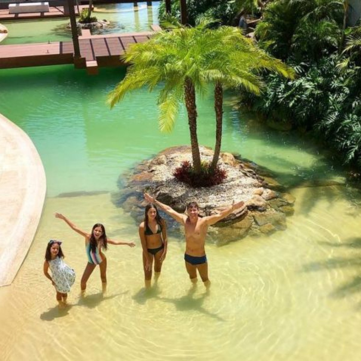 Rodrigo Faro Inaugura Piscina De Casa Com Cascata Ilha E Vidro Panoramico Veja