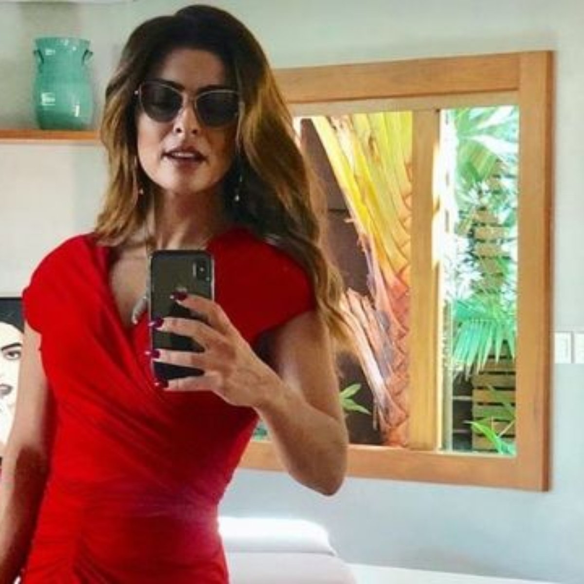 vestido vermelho e tenis